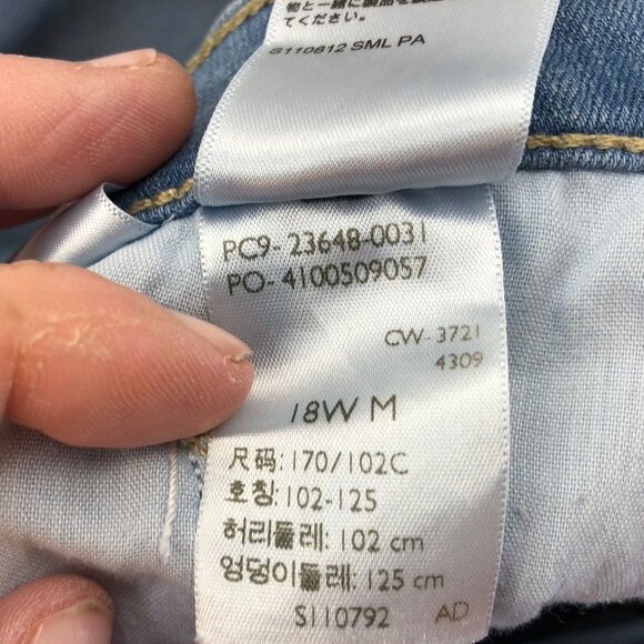 Levis Womens Jeans Sie 18W Classic Straight Leg Light Blue Denim Casual Ankle - Picture 4 of 14
